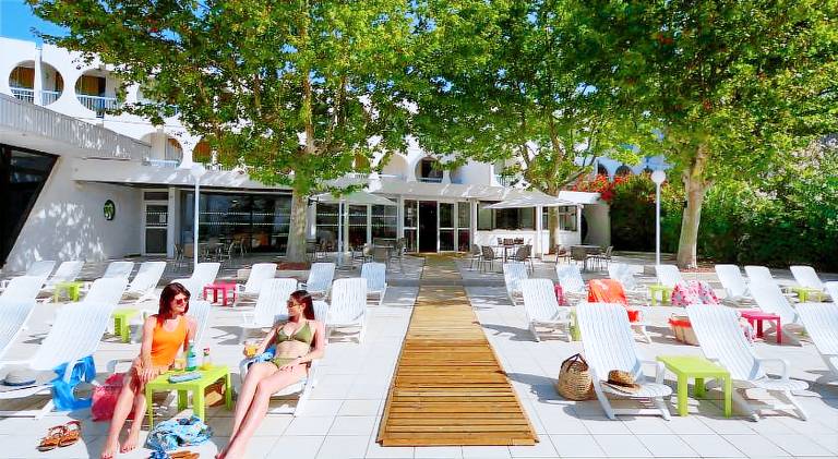 Pleasant serviced apartment with pool, terrace & yard | Close to the beach | Pet-friendly — photo 5