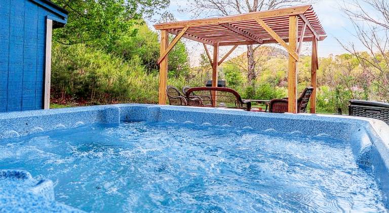 Vacation home with jacuzzi — photo 3