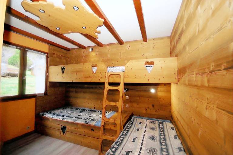 Chalet with patio, BBQ & yard | Mountain view — photo 4