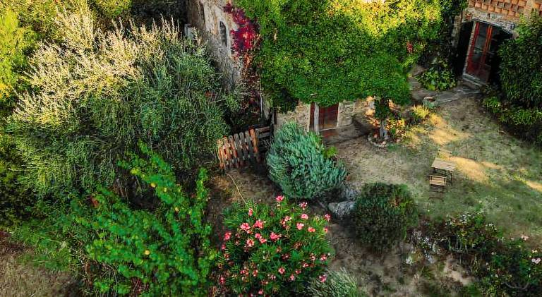 Rental apartment with barbeque & yard — photo 4