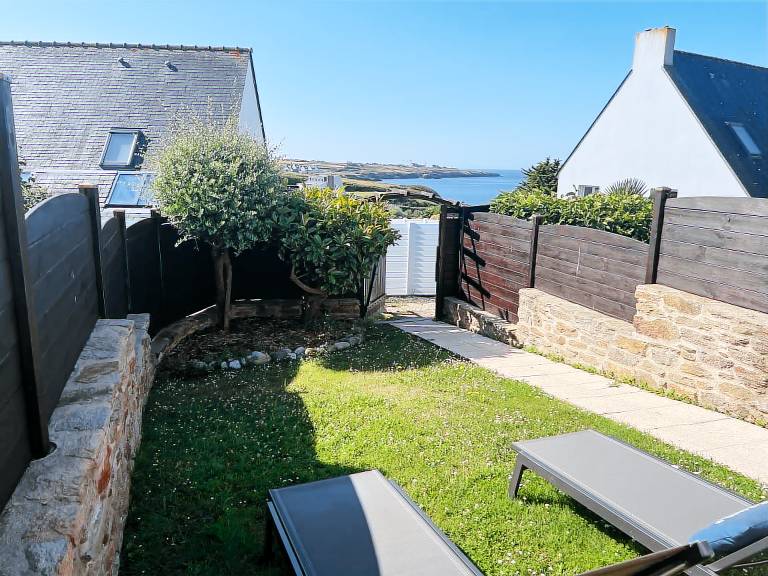 Vacation home with terrace, grill & yard | Beach view | Beach nearby | Pet-friendly — photo 2