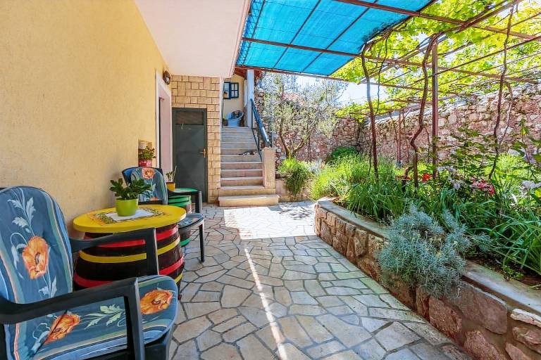 Lovely vacation home with yard, patio & grill | Beach view | Pets allowed — photo 5