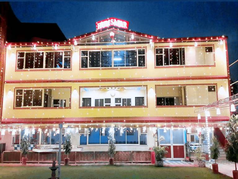 HUMSAFAR THE PARTY LAWN
