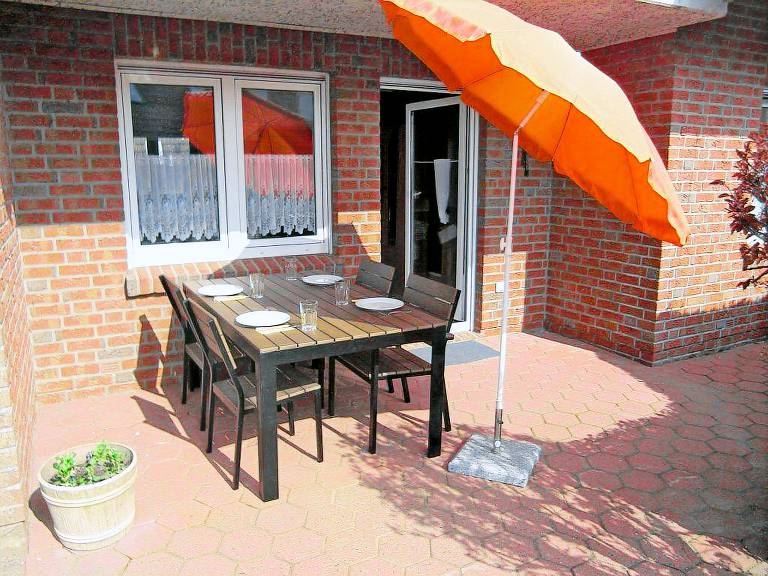 K Sonnige Ferienwohnung mit großem Garten