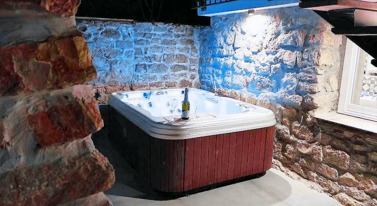 Vacation home with hot tub — photo 3