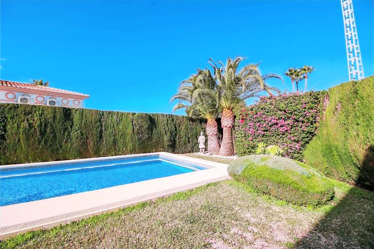 Villa with grill, terrace & yard — photo 2