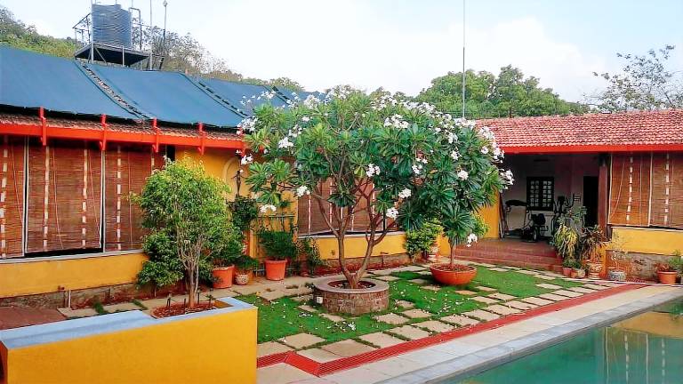 Fully equipped beautiful bungalow with pool, barbecue & yard | Water view | Suitable for remote work | Pets are welcome in Khalapur