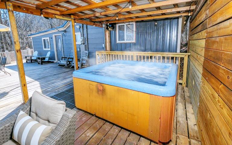 Cabin with patio, jacuzzi & BBQ | Mountain view in Pigeon Forge, TN
