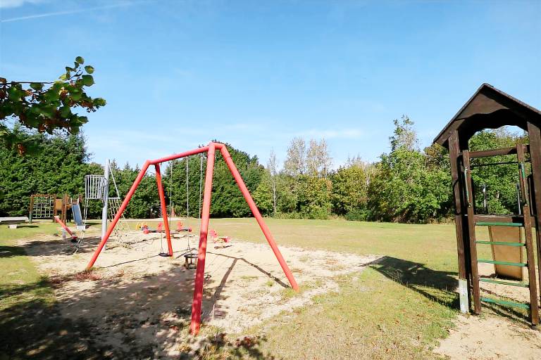 Vacation home with barbecue, garden & patio | Garden view — photo 4