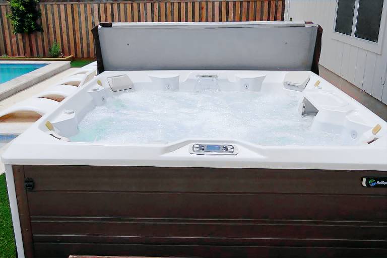 House with jacuzzi, private pool & barbeque — photo 2