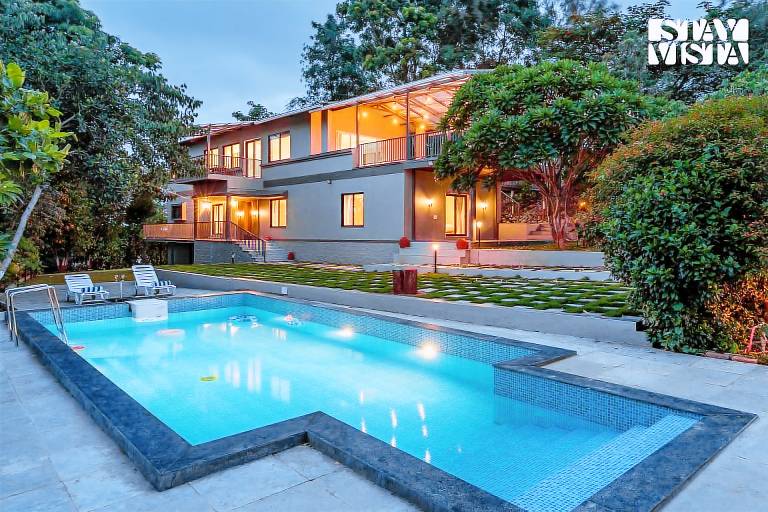 372 m&sup2; Villa