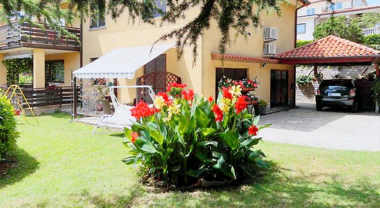 Holiday apartment with grill, yard & terrace — photo 3