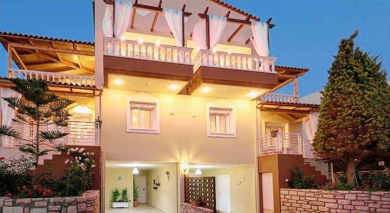 Spacious villa with terrace, barbeque & private pool | Next to the beach | Good for workation | Pets are welcome in Rethymno