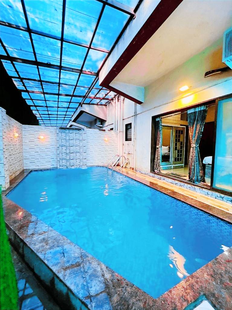 Villa with pool & BBQ in Khandala