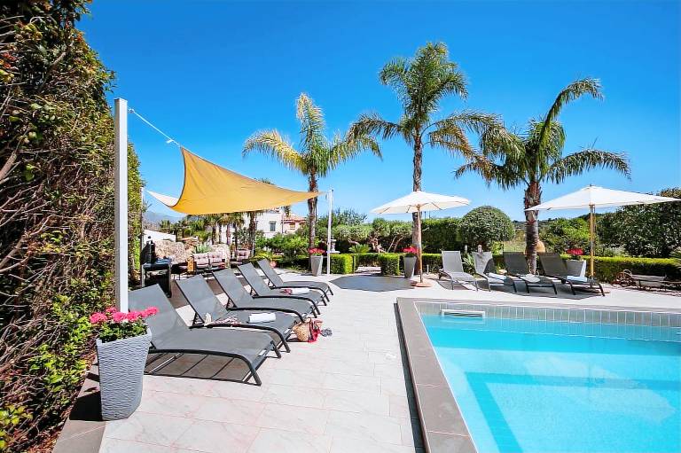 Villa with private pool, jacuzzi & yard | Sea view — photo 2