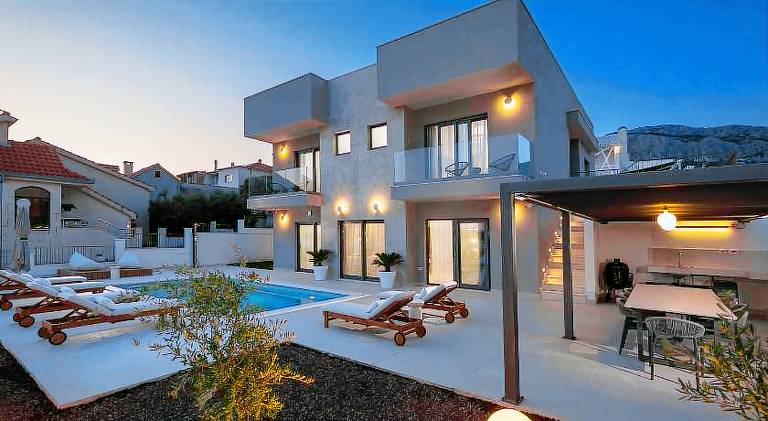 Villa with pool & hot tub — photo 4