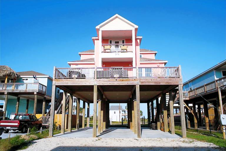 Walk to Crystal Beach: Chic Family Retreat w/ Deck — photo 3