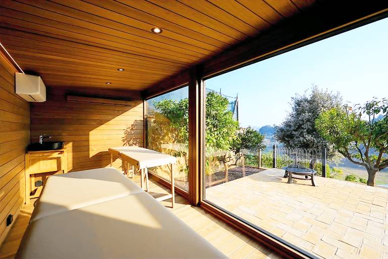 Family-oriented villa with sauna, hot tub & yard | Dogs allowed — photo 5