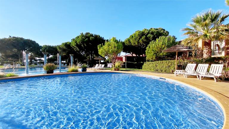 Holiday apartment with pool & yard — photo 4