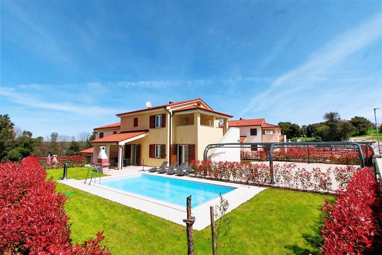 Villa with BBQ, pool & patio — photo 2