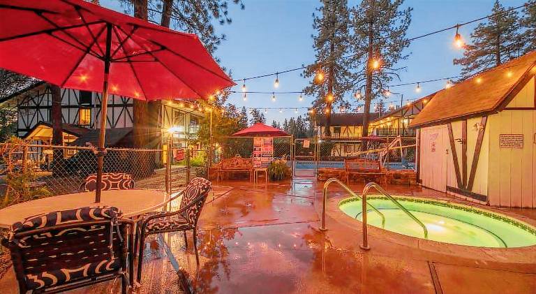 Lodge with pool, hot tub & barbecue — photo 3