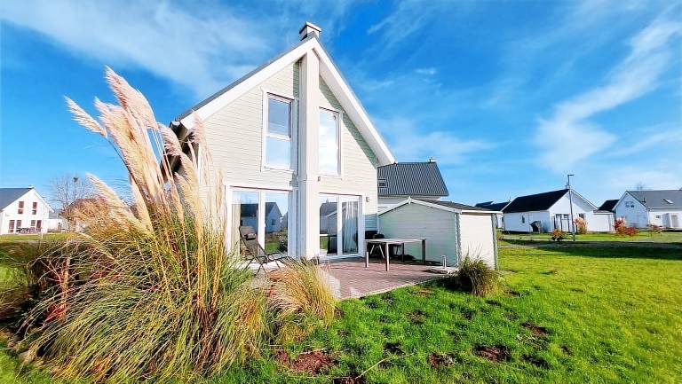 Kuschelhaus - Infrared Sauna, Bathtub, Fireplace, Terrace, Parking, 3 Smart TVs in Flensburg