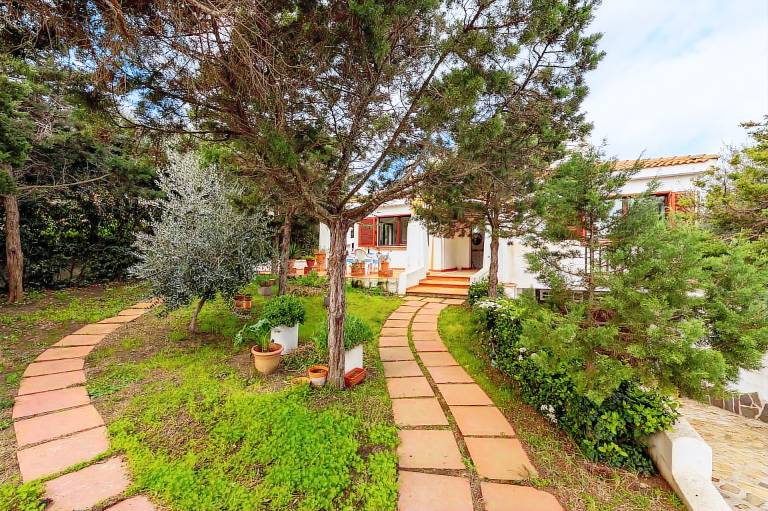 Villa with barbeque & garden — photo 4