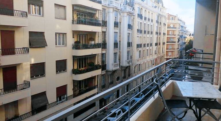 Fully equipped charming apartment with patio | Close to Russian Orthodox Cathedral | Good for workation | Pets allowed in Thiers
