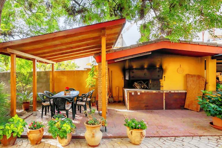 Nice house with patio, grill & yard | Garden view | Pets are welcome — photo 3