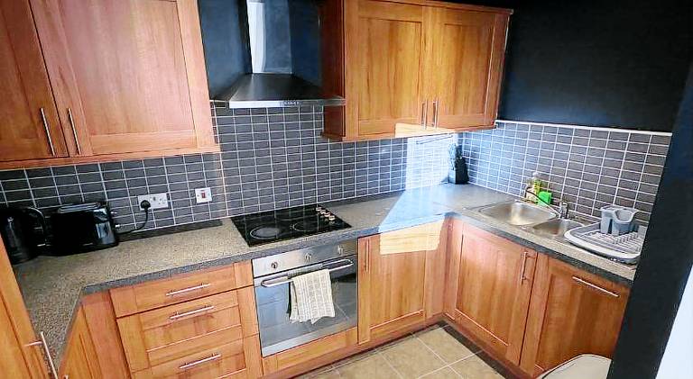2-Bed City View with Balcony Liverpool by StaySavvy Accommodation — photo 4