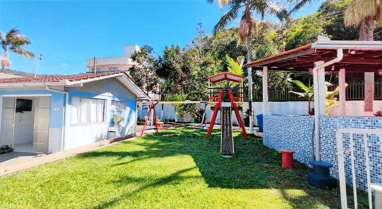 Vacation home with pool — photo 4