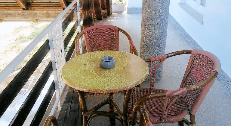 Apartment with yard & terrace — photo 4