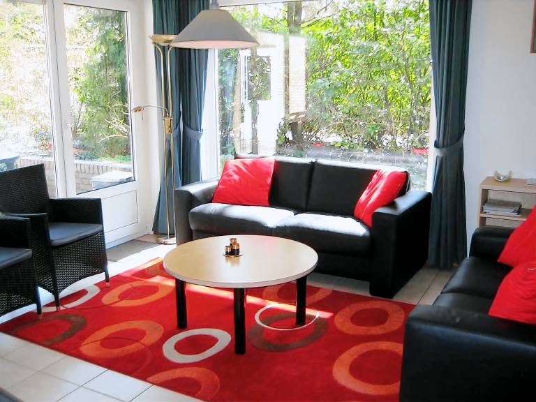 Vacation home with terrace & yard | Pets allowed — photo 4