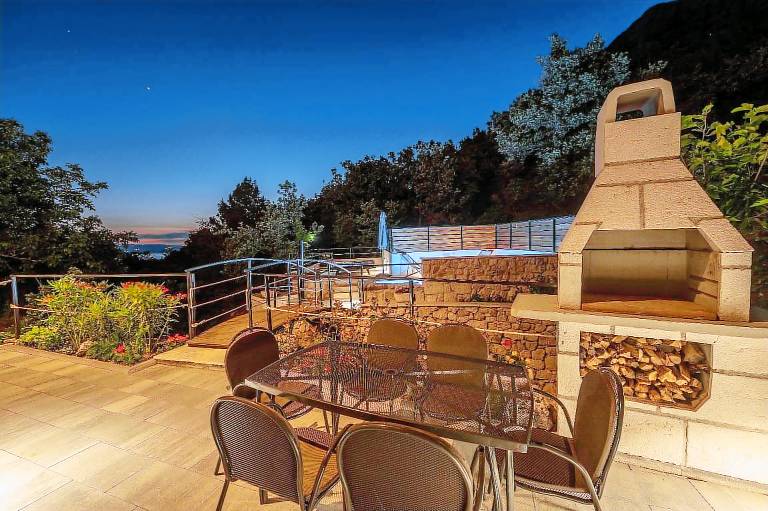 Villa with yard, terrace & pool | Mountain view — photo 2