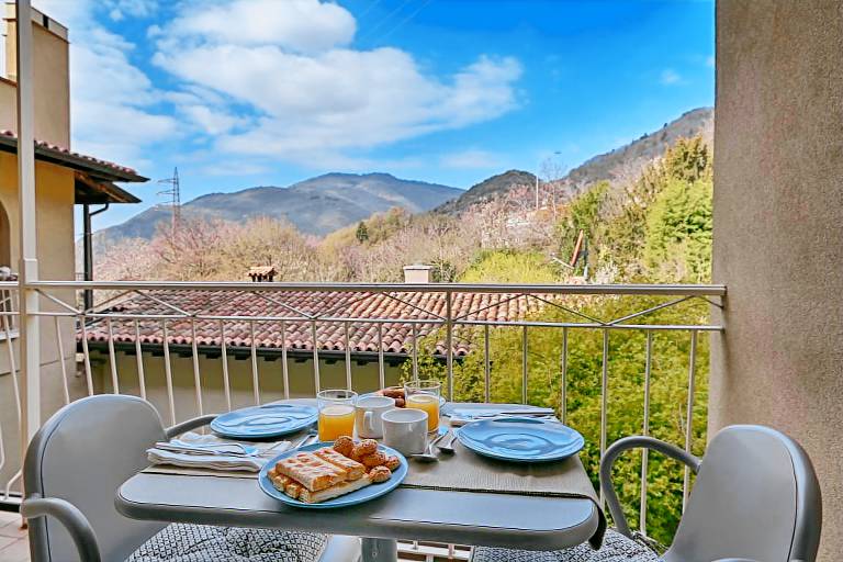Beautiful rental apartment with pool | Pets are welcome in Tignale