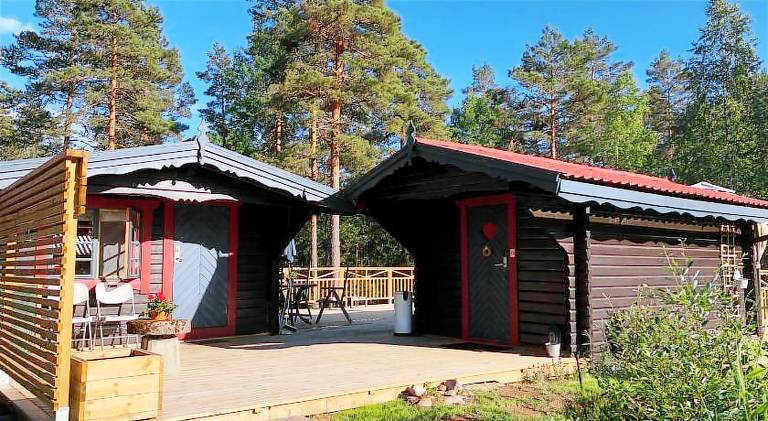 Timber cottages with jacuzzi and sauna near lake Vanern in Karlstad