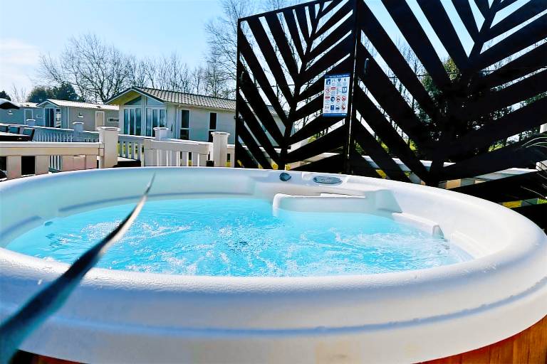Meadows 33 Hot tub - Southview Holiday Park — photo 4