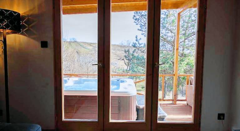 Vacation home with jacuzzi, terrace & yard — photo 3