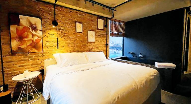 Serviced apartment with yard & hot tub — photo 2