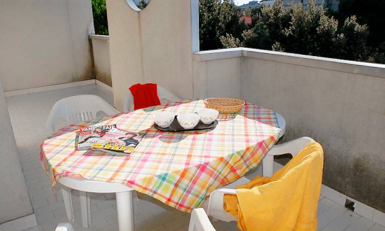 Apartment with pool — photo 2