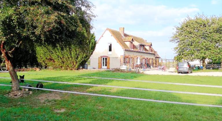 Vacation home with pool & jacuzzi | Pets are welcome in Chartres