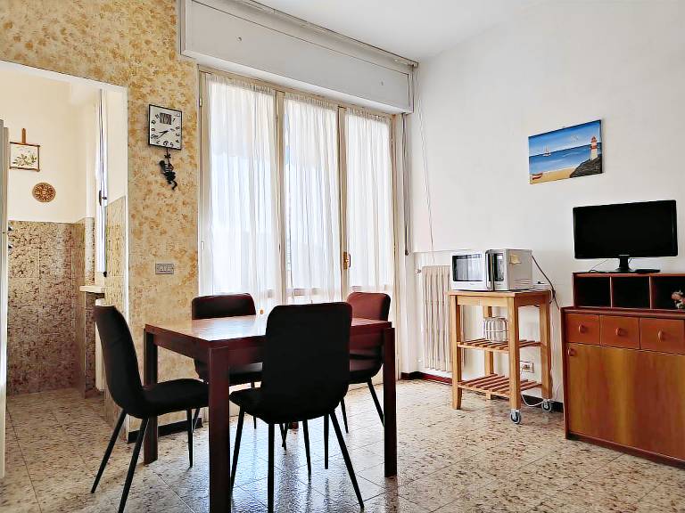 Family-oriented charming apartment with patio & pool | Pet-friendly — photo 4