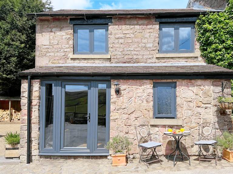 Cottage with barbeque & garden in Stafford