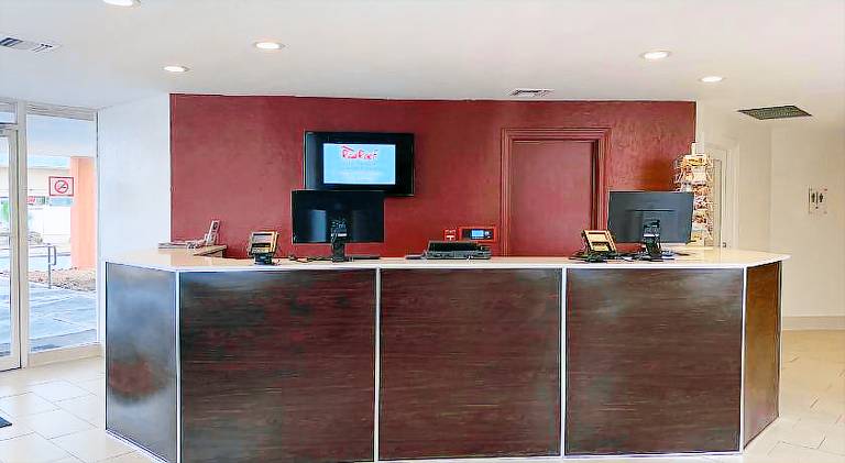 Red Roof Inn Tucson Downtown - University — photo 4