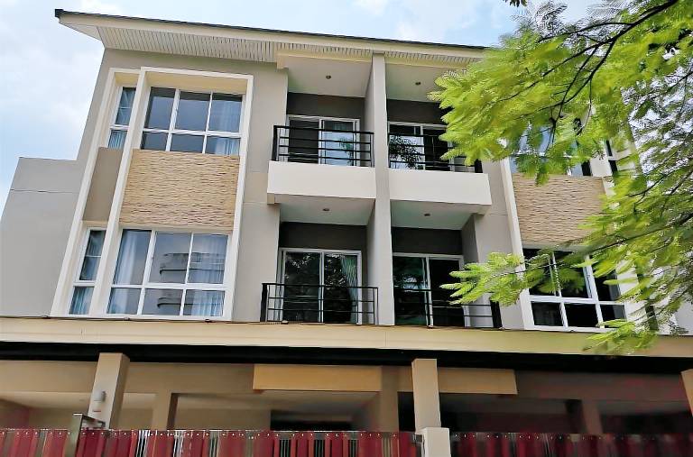 House Khlong Toei