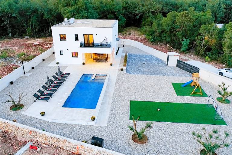Child-friendly ample villa with yard, terrace & private pool | Pet-friendly — photo 2