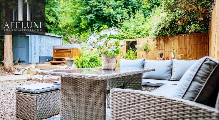 Ironbridge Hot Tub Retreat - Sleeps 10 — photo 4