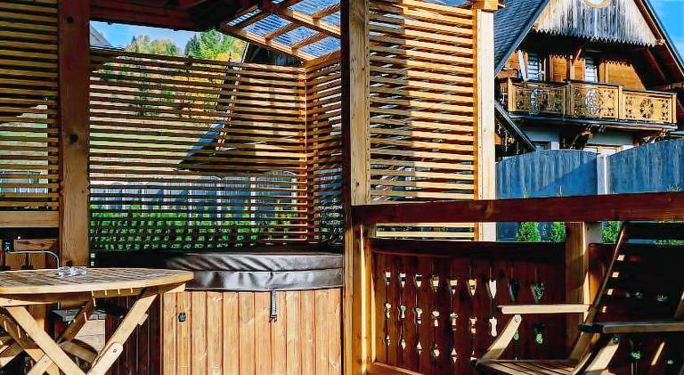 Charming chalet with garden, jacuzzi & patio | Dogs allowed — photo 3
