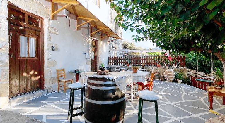 Holiday apartment with patio, yard & barbeque — photo 4