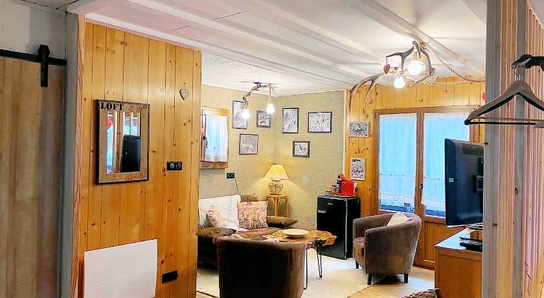 Chalet with hot tub — photo 3